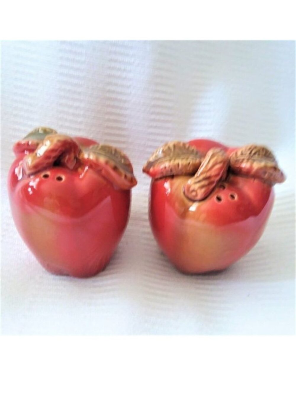 Salt And Pepper Shakers Apple Harvest Red Ceramic Set Gift NEW Fruit Decor Table